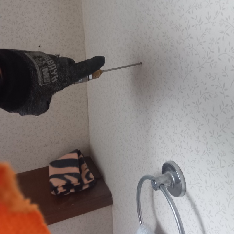 トイレの壁に穿孔処理