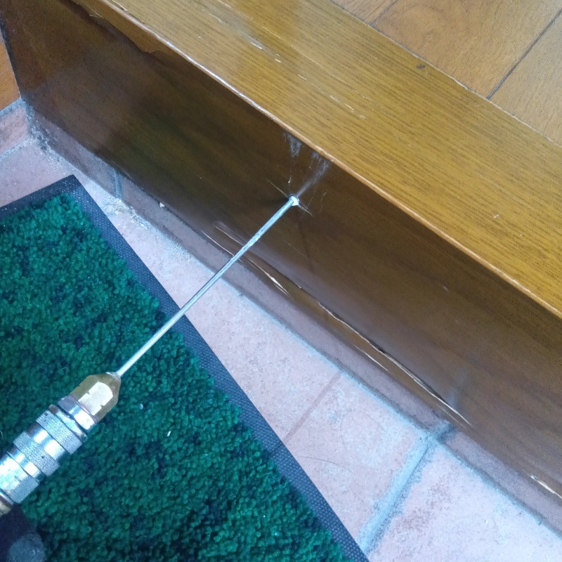 玄関框に穿孔処理