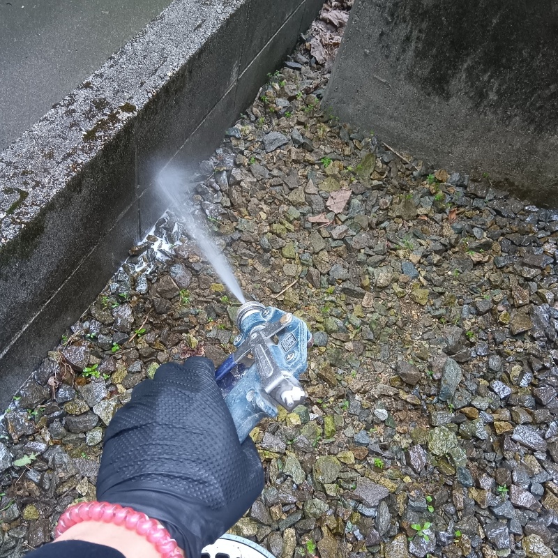 建物外周に防蟻剤を散布