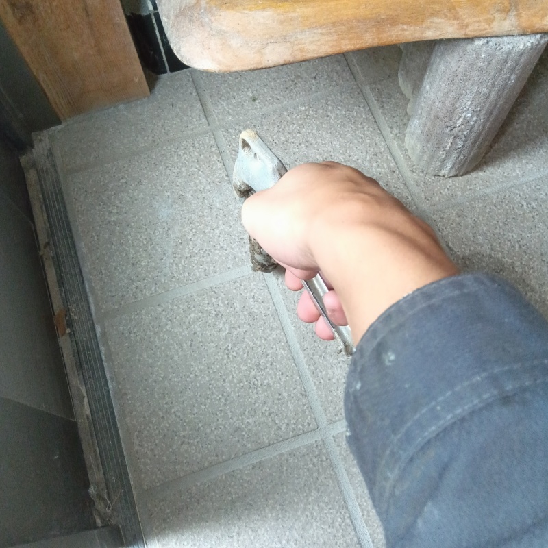 玄関床に穿孔処理