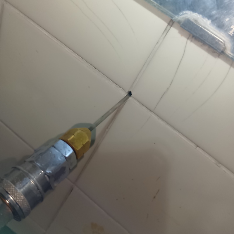 壁にシロアリ駆除剤を注入