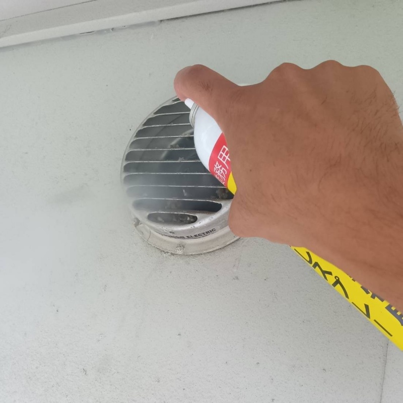 外壁換気口に忌避剤をスプレー