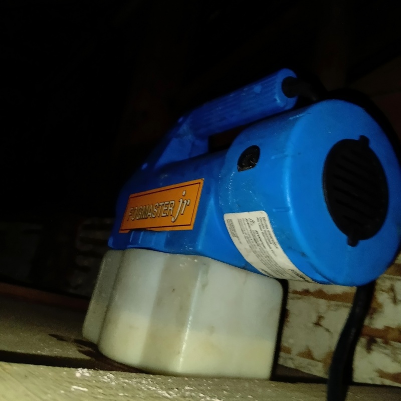 天井裏を噴霧器で除菌・消臭