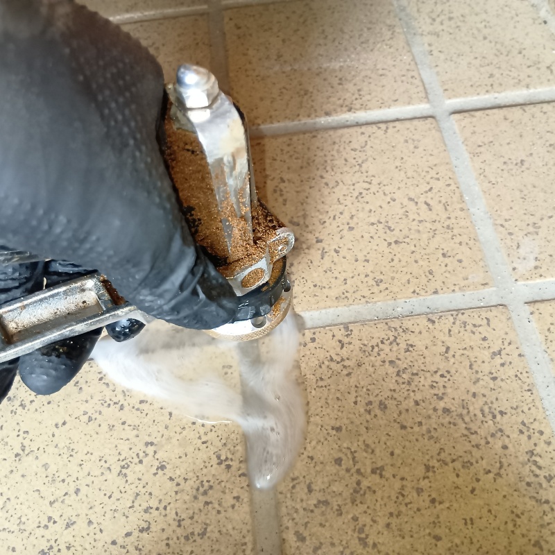 床にシロアリ駆除剤を注入