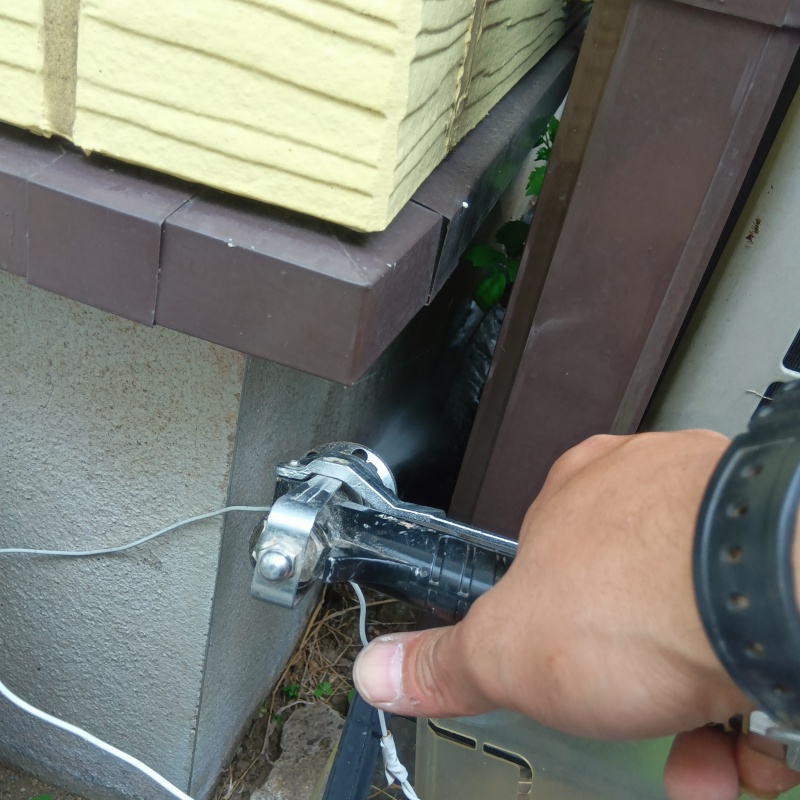 建物外周にシロアリ駆除剤を散布