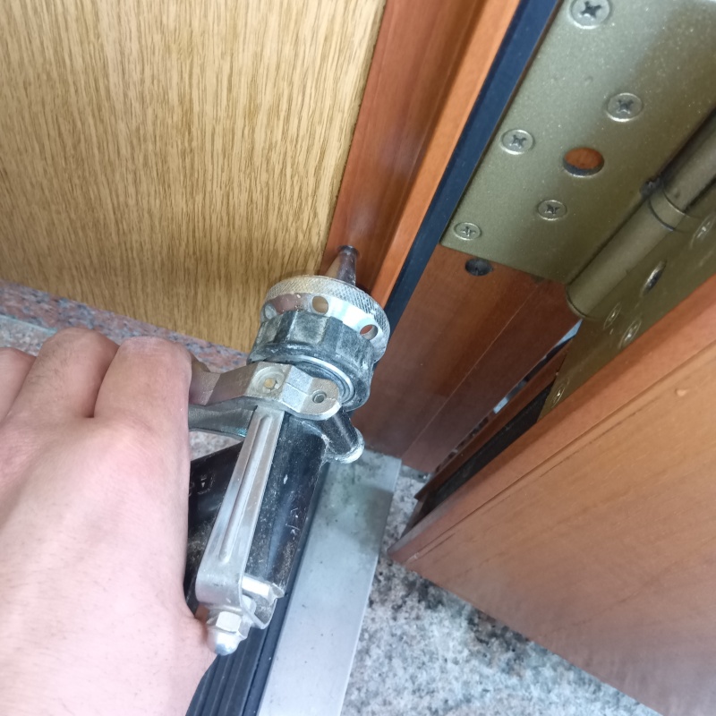 床にシロアリ駆除剤を注入