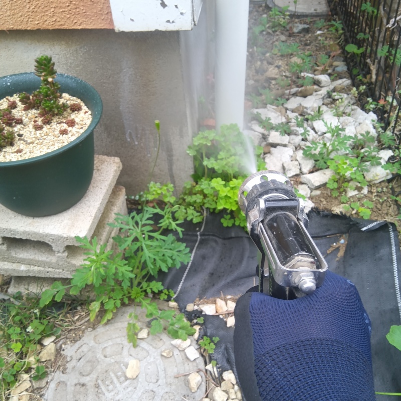 建物周辺にシロアリ駆除剤を散布