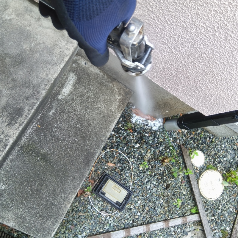 建物外周にシロアリ駆除剤を散布