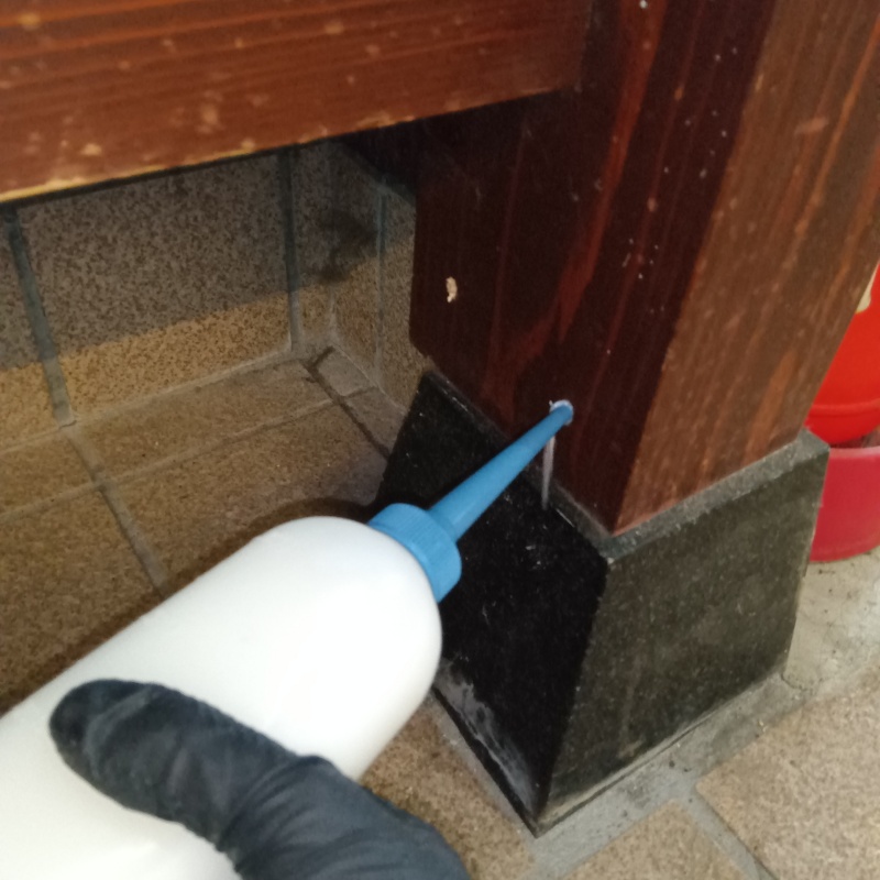木部にシロアリ駆除剤を注入