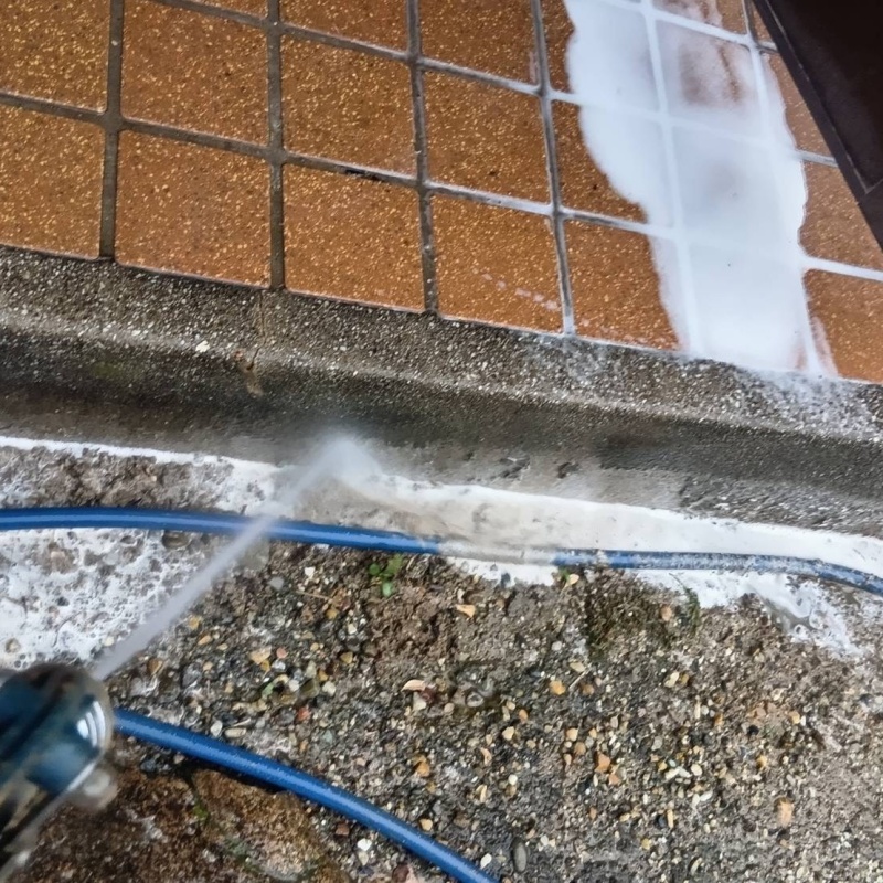 玄関まわりにシロアリ駆除剤を散布