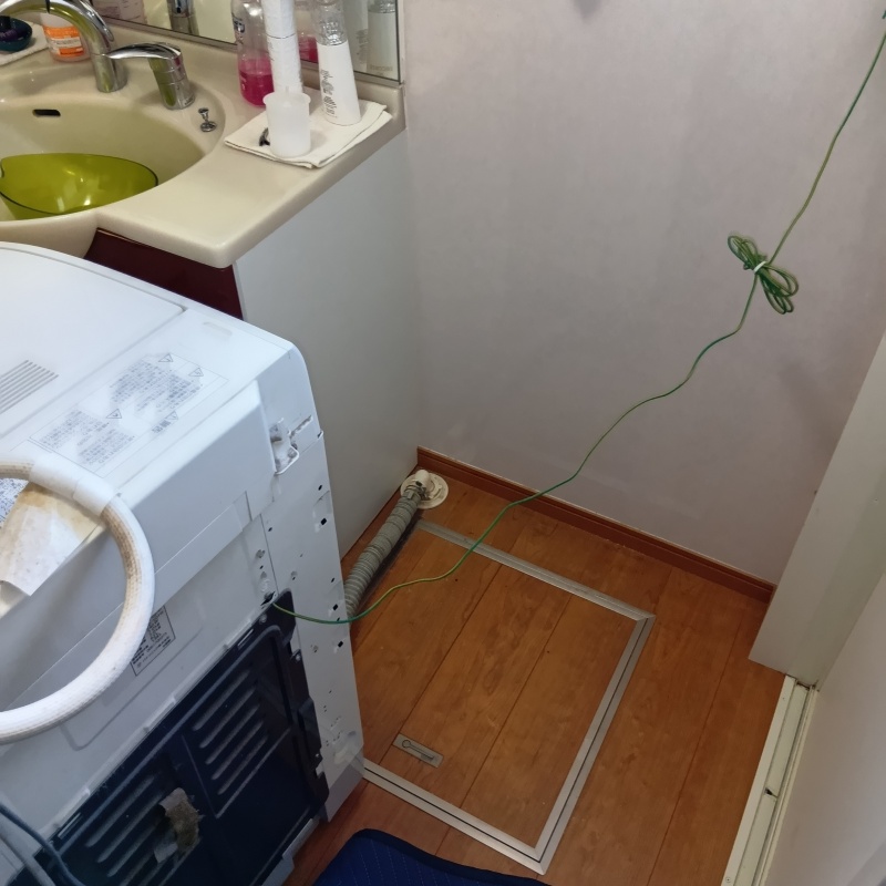脱衣所にある床下点検口