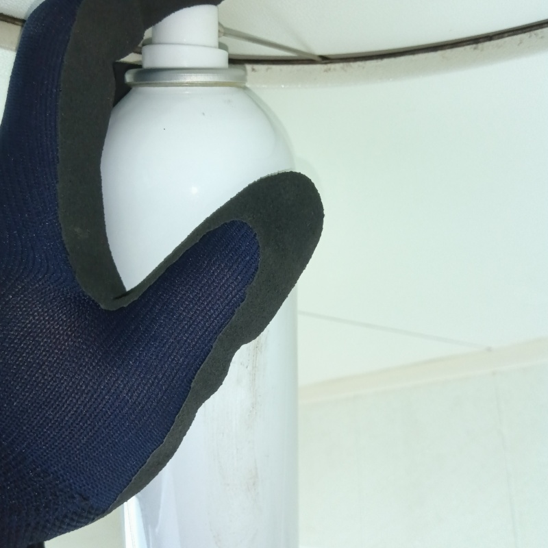 点検口から天井裏に忌避剤をスプレー