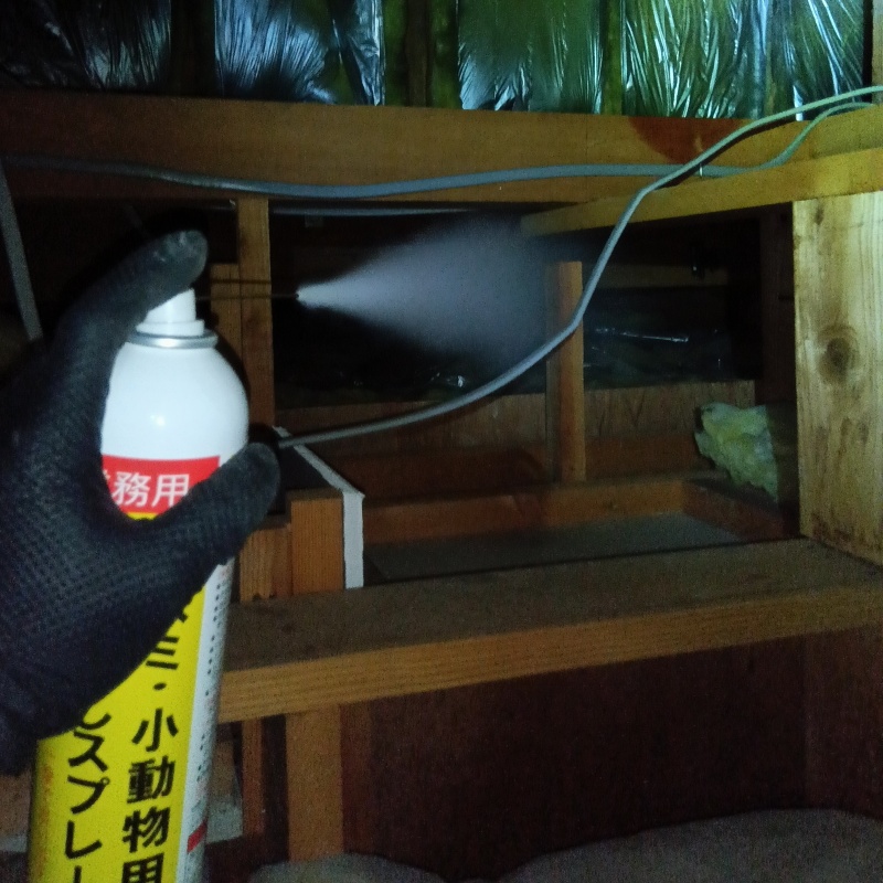 天井裏に忌避剤を散布