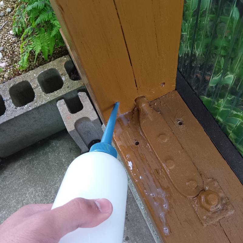 窓際にシロアリ駆除剤を注入