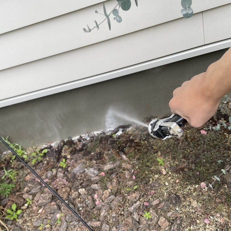 庭や建物まわりにシロアリ駆除剤を散布