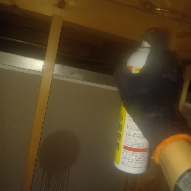 忌避剤を吹き付けている様子