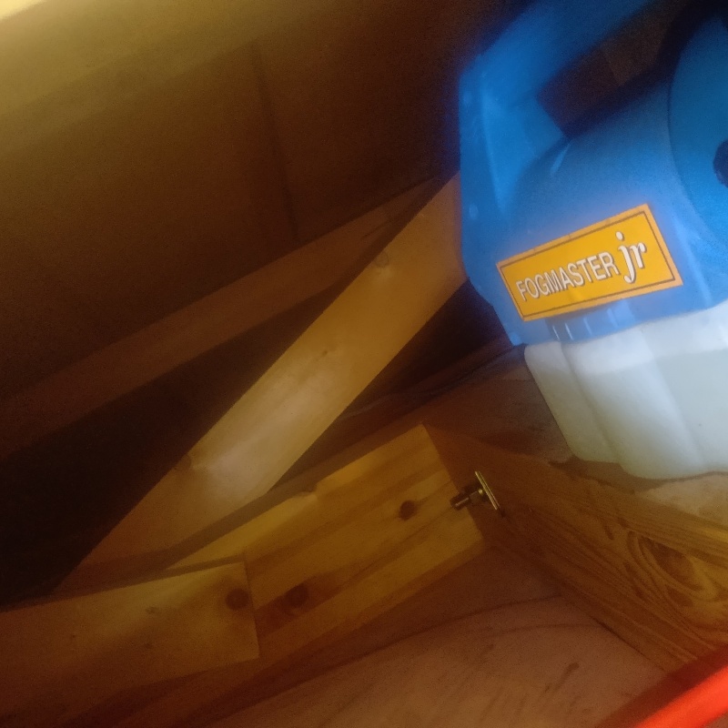 天井裏を噴霧器で除菌・消臭