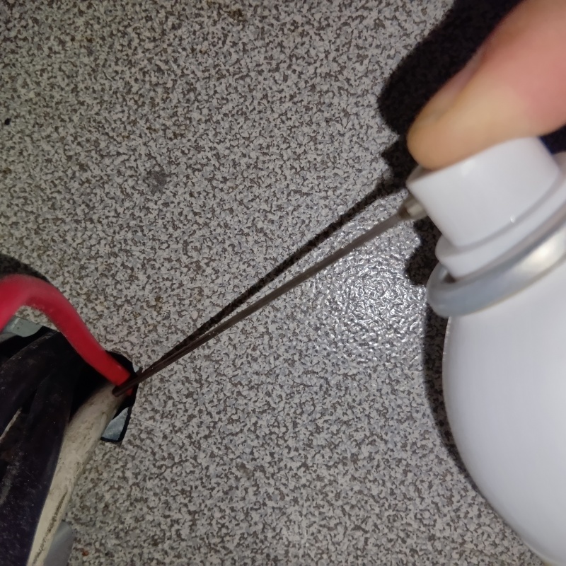 配線の引き込み穴から忌避剤をスプレー