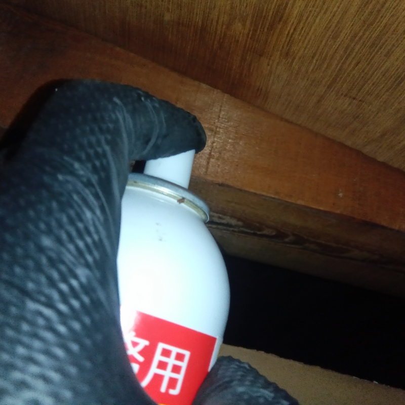 天井裏に忌避剤を散布