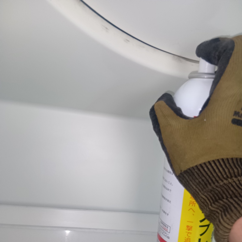 点検口から天井裏に忌避剤をスプレー