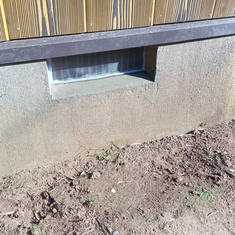 床下換気口をネットとパテで封鎖