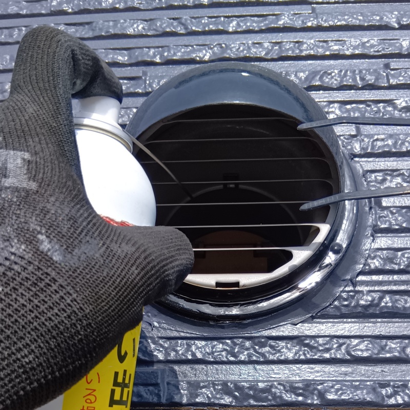 屋外換気口から忌避剤をスプレー