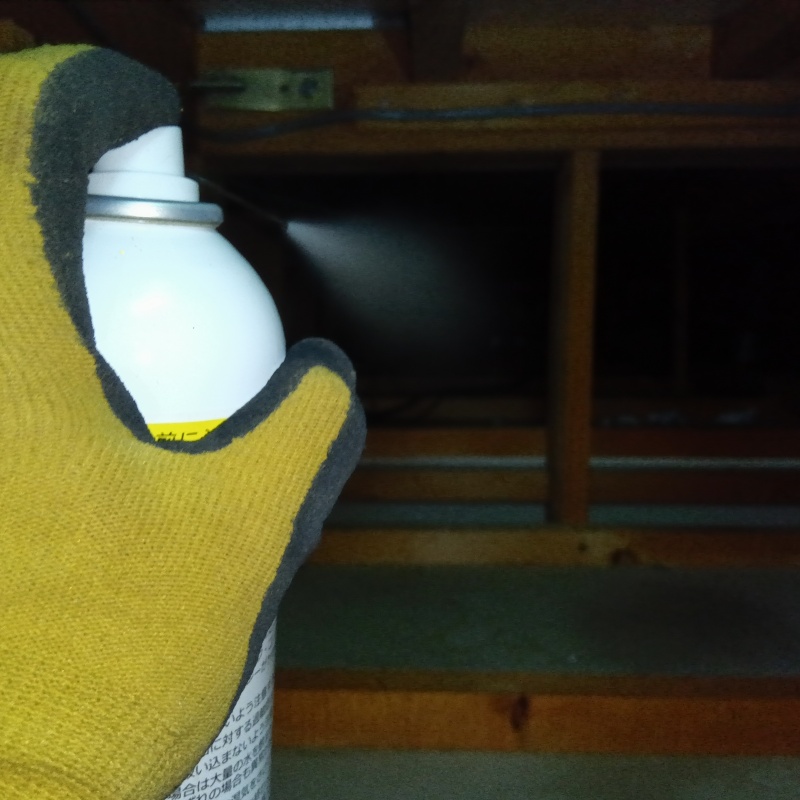 天井裏に忌避剤を散布