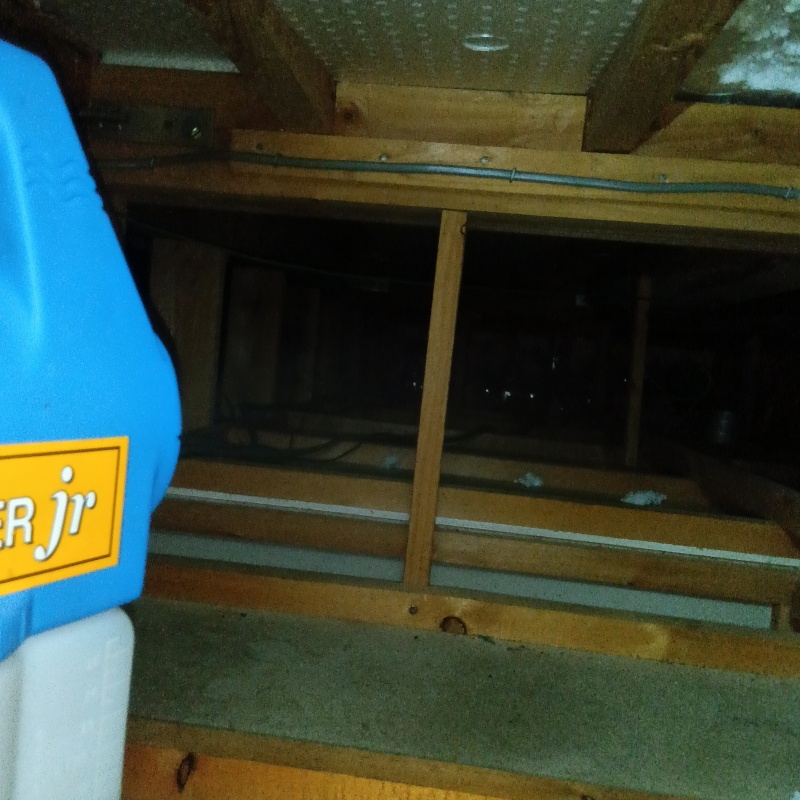 天井裏を噴霧器で除菌・消臭