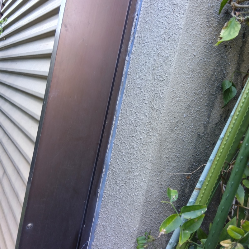 壁のすき間をパテで封鎖