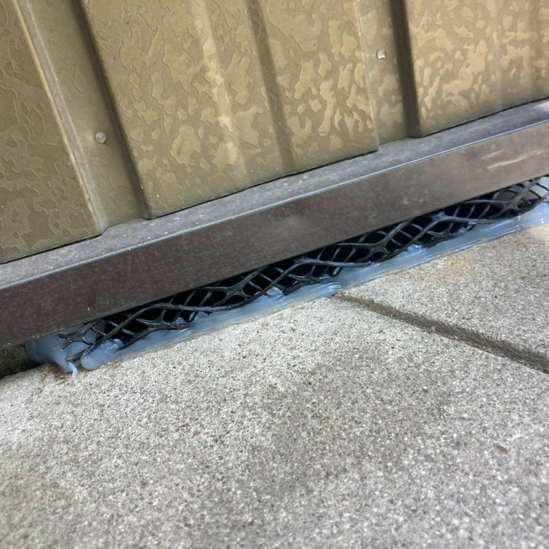 外壁と地面の間のすき間を封鎖