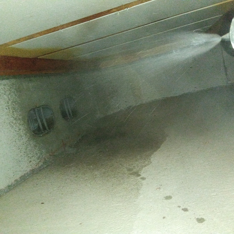 床下の木材にシロアリ駆除剤を散布