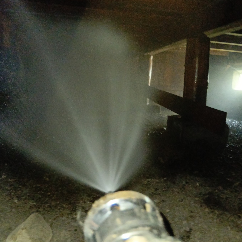 床下の木材にシロアリ駆除剤を散布