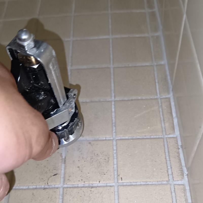 床にシロアリ駆除剤を注入