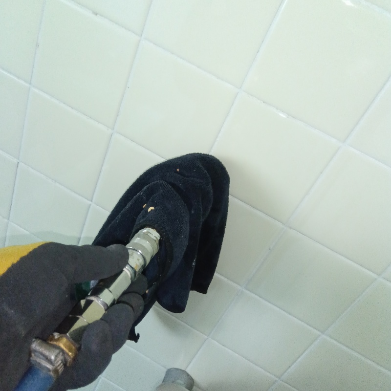 壁にシロアリ駆除剤を注入