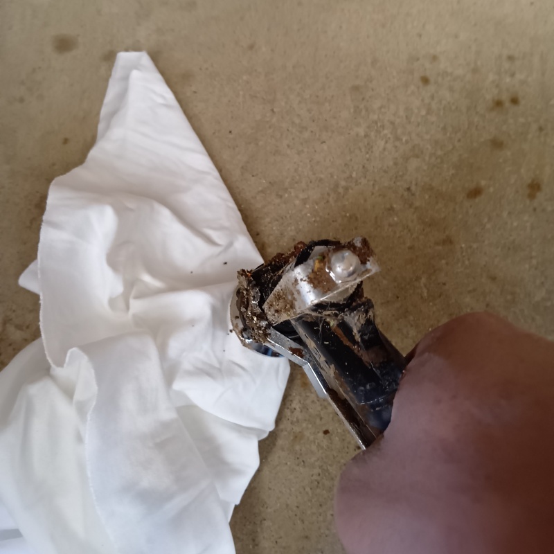 コンクリート床にシロアリ駆除剤を注入