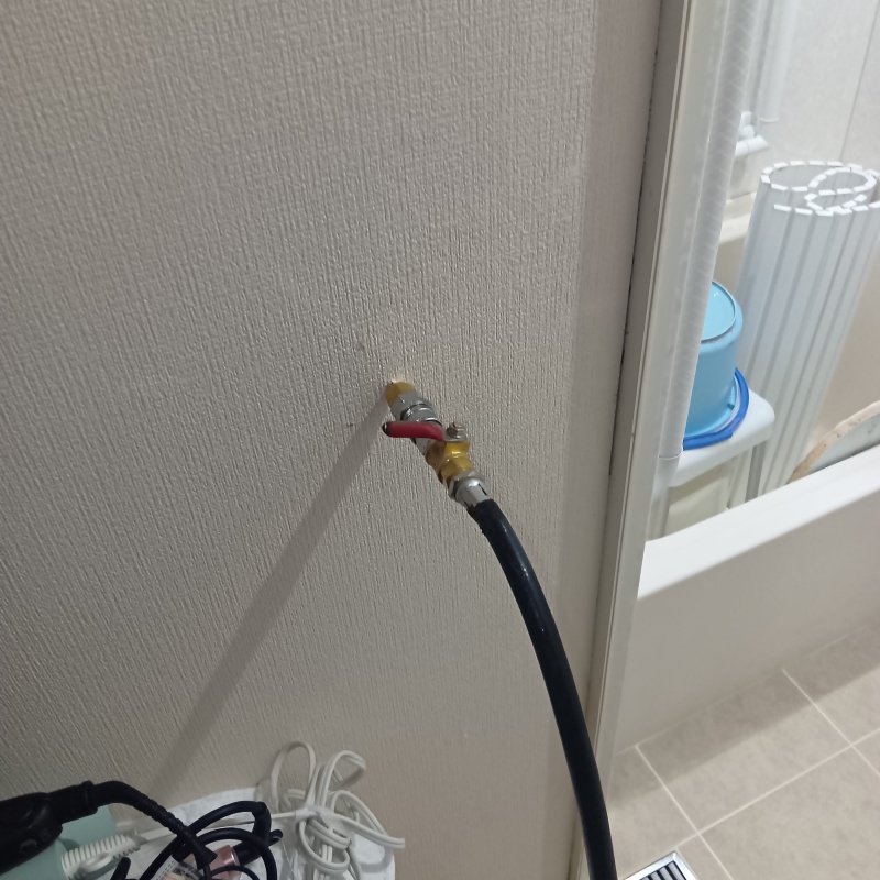 壁にシロアリ駆除剤を注入