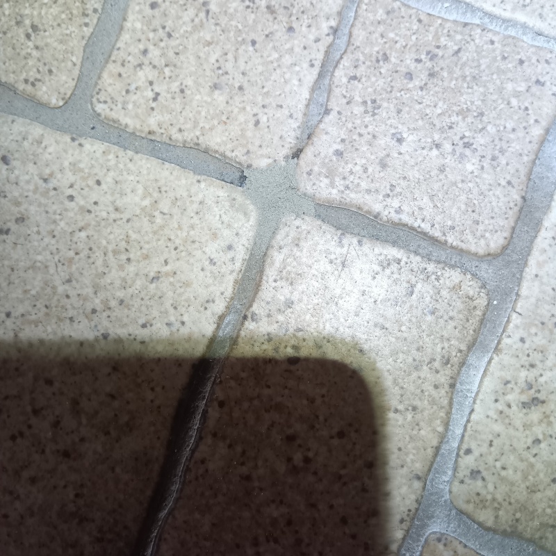 開けた穴を補修材で修復