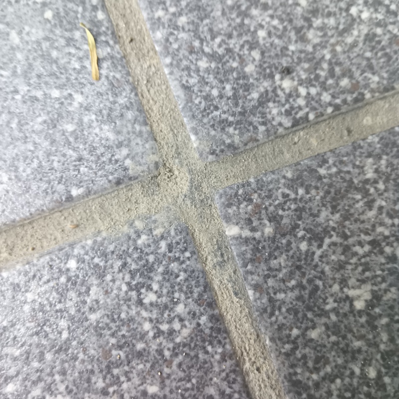 開けた穴を補修材で修復