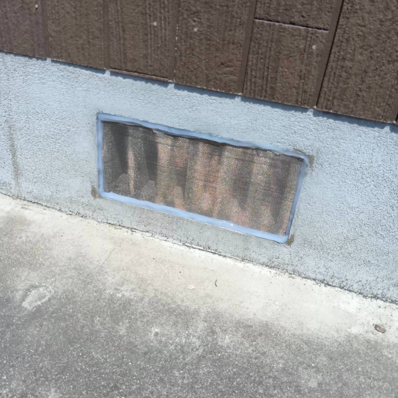 床下換気口をネットとパテで封鎖