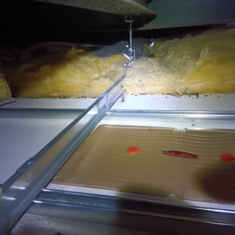屋根裏に粘着シートを設置