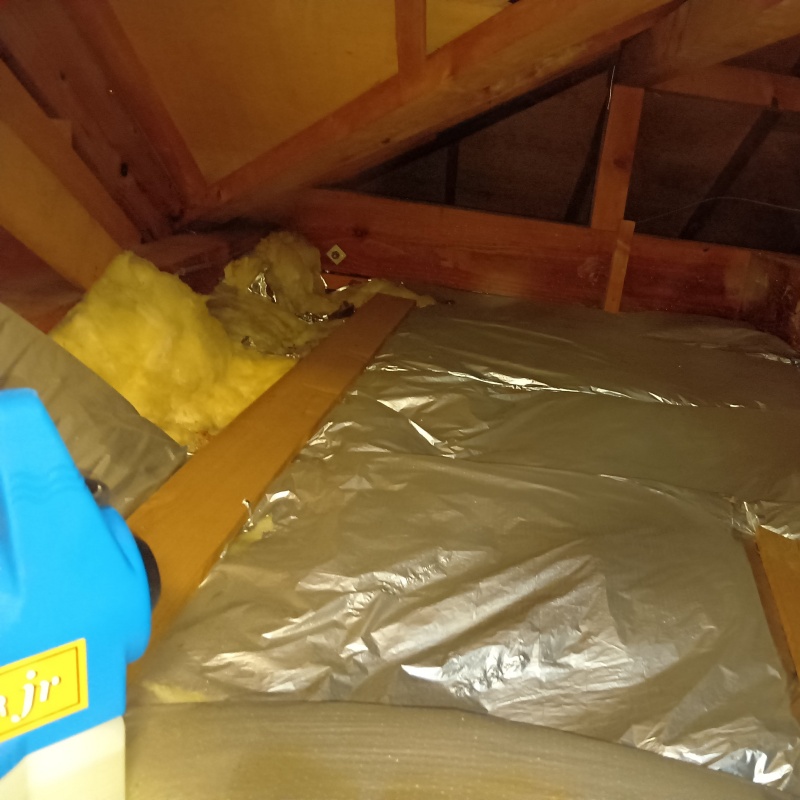 屋根裏に除菌剤を散布