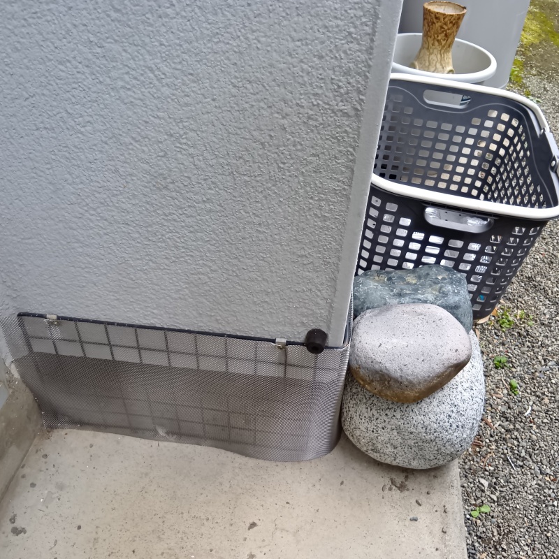外壁の下部のすき間をネットで封鎖