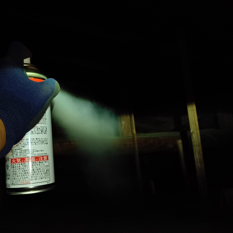 屋根裏に殺虫剤をスプレー