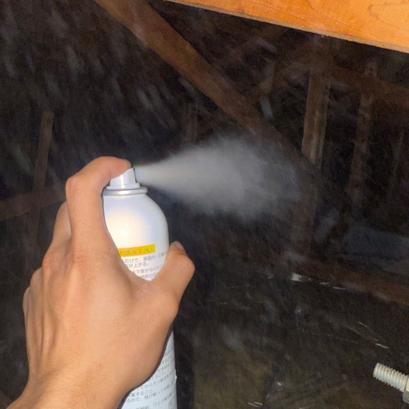 天井裏に忌避剤を散布