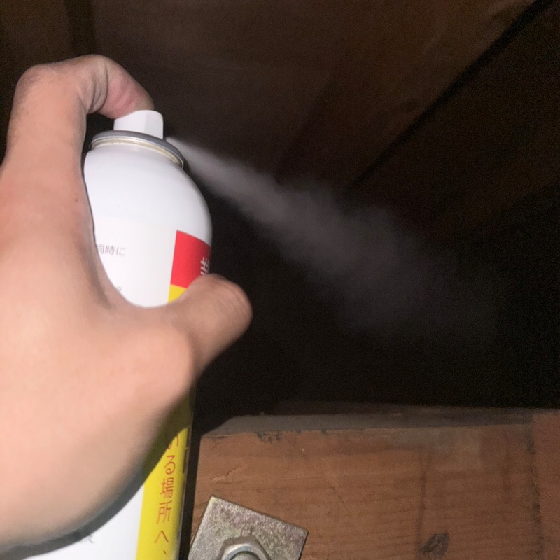 天井裏に忌避剤を散布