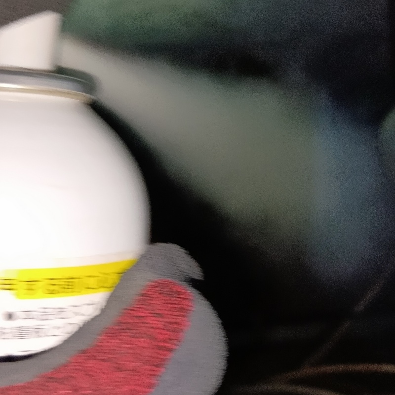 忌避剤を吹き付けている様子