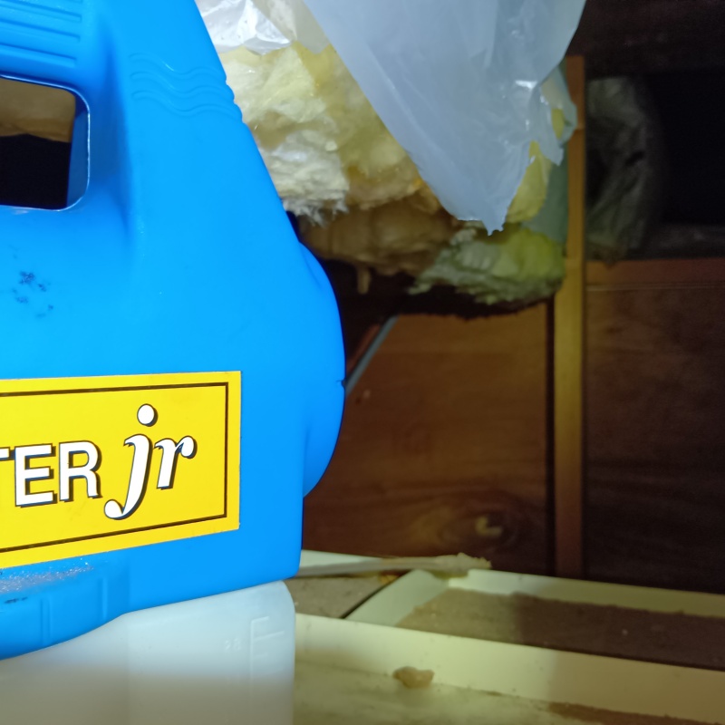 天井裏を噴霧器で除菌・消臭