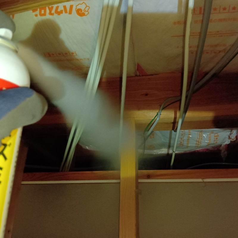 天井裏に忌避剤を散布