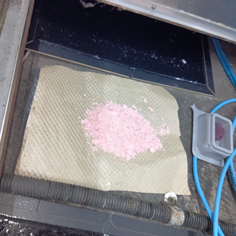 殺鼠剤を仕掛けている様子