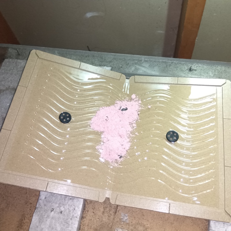 殺鼠剤と粘着シートを仕掛けている様子